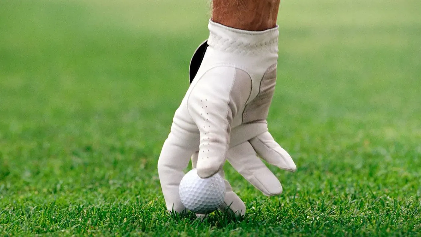 Vilken hand ska golfhandsken sitta på?