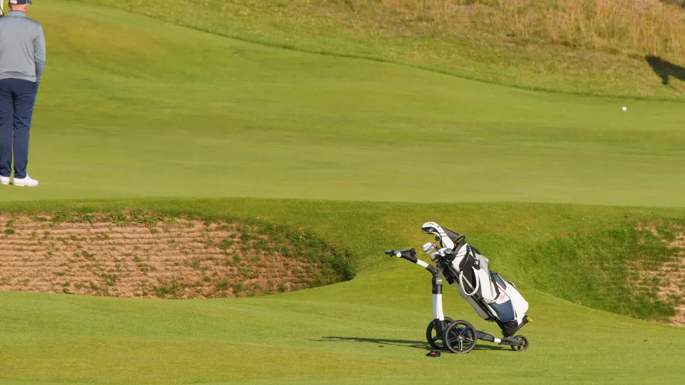 Golfbag på en dragvagn på en golfbana