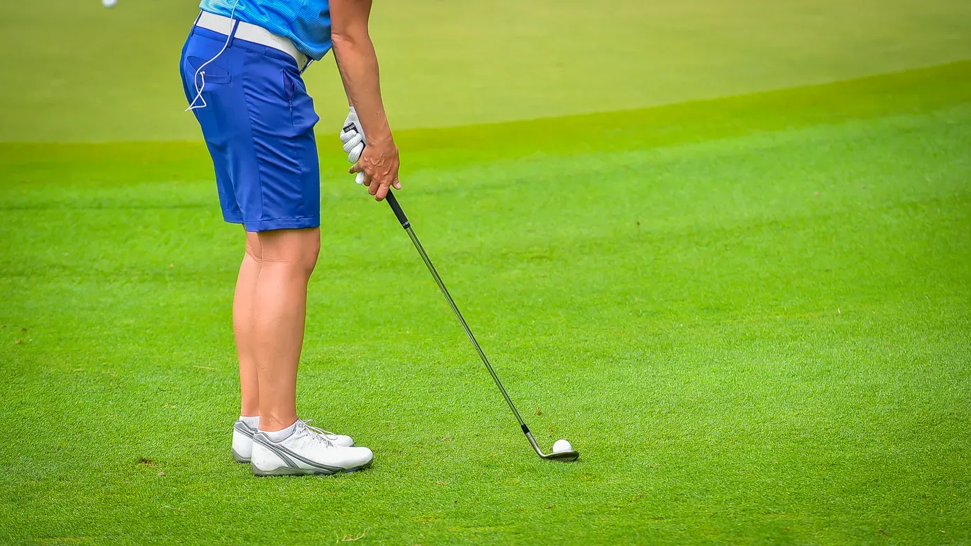 Golfare som puttar på en green