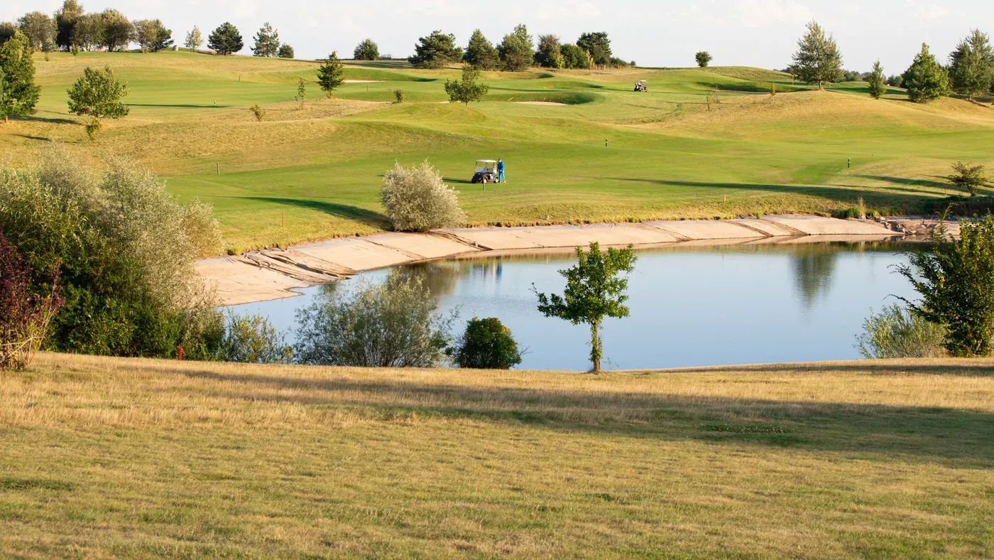 Damm intill fairway på en golfbana