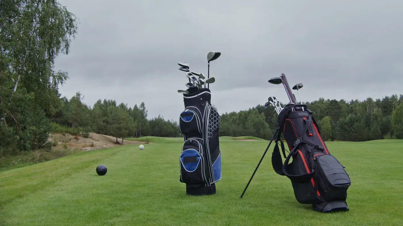 Golfbagar på banan
