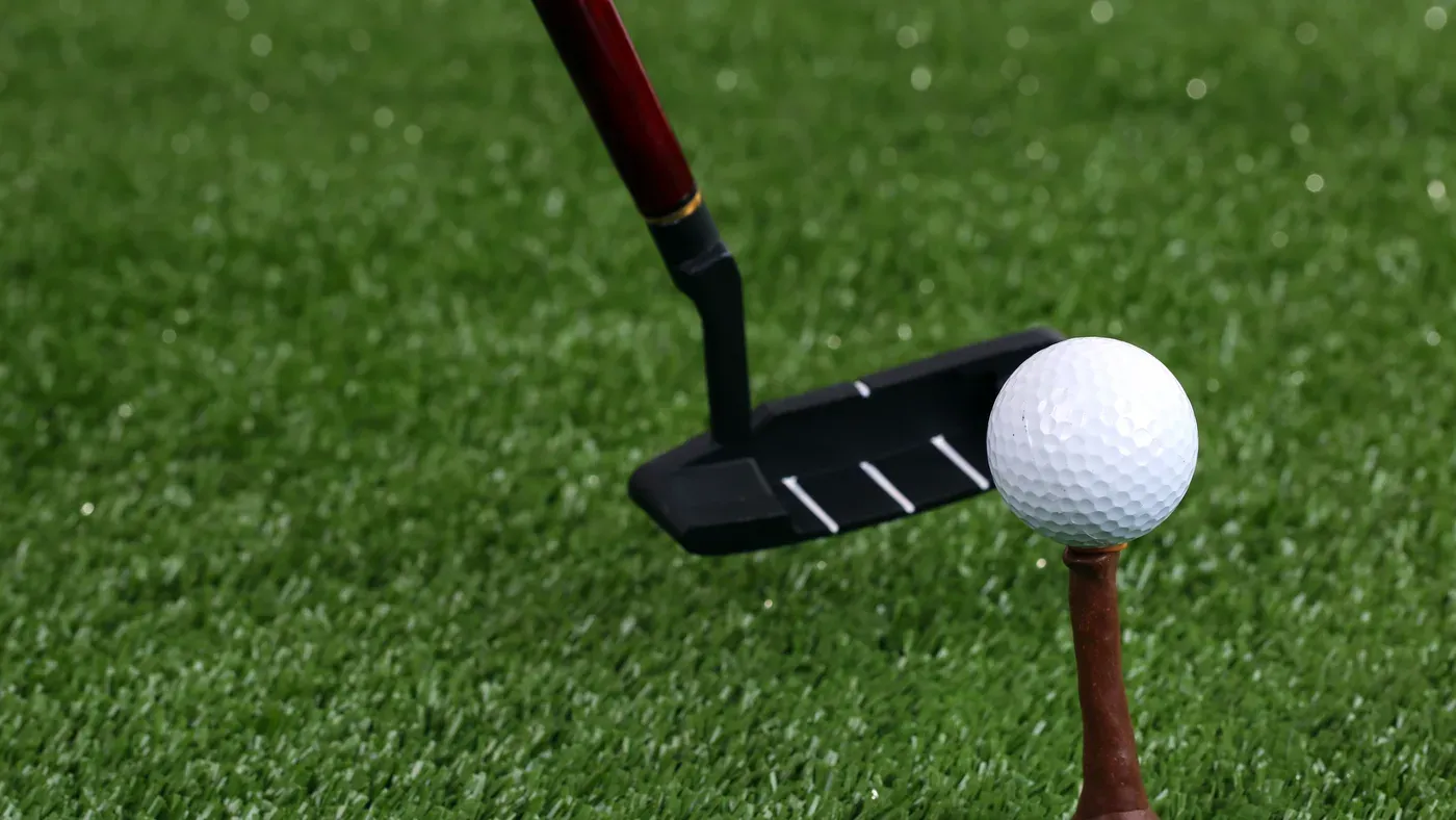 Putter på green