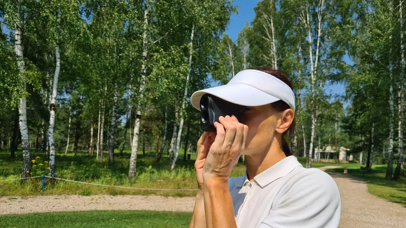 Golfare med avståndsmätare