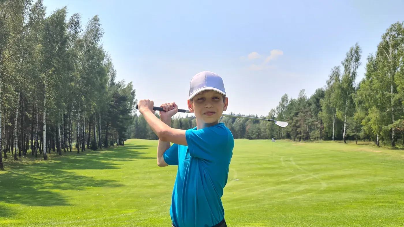 Barn spelar golf