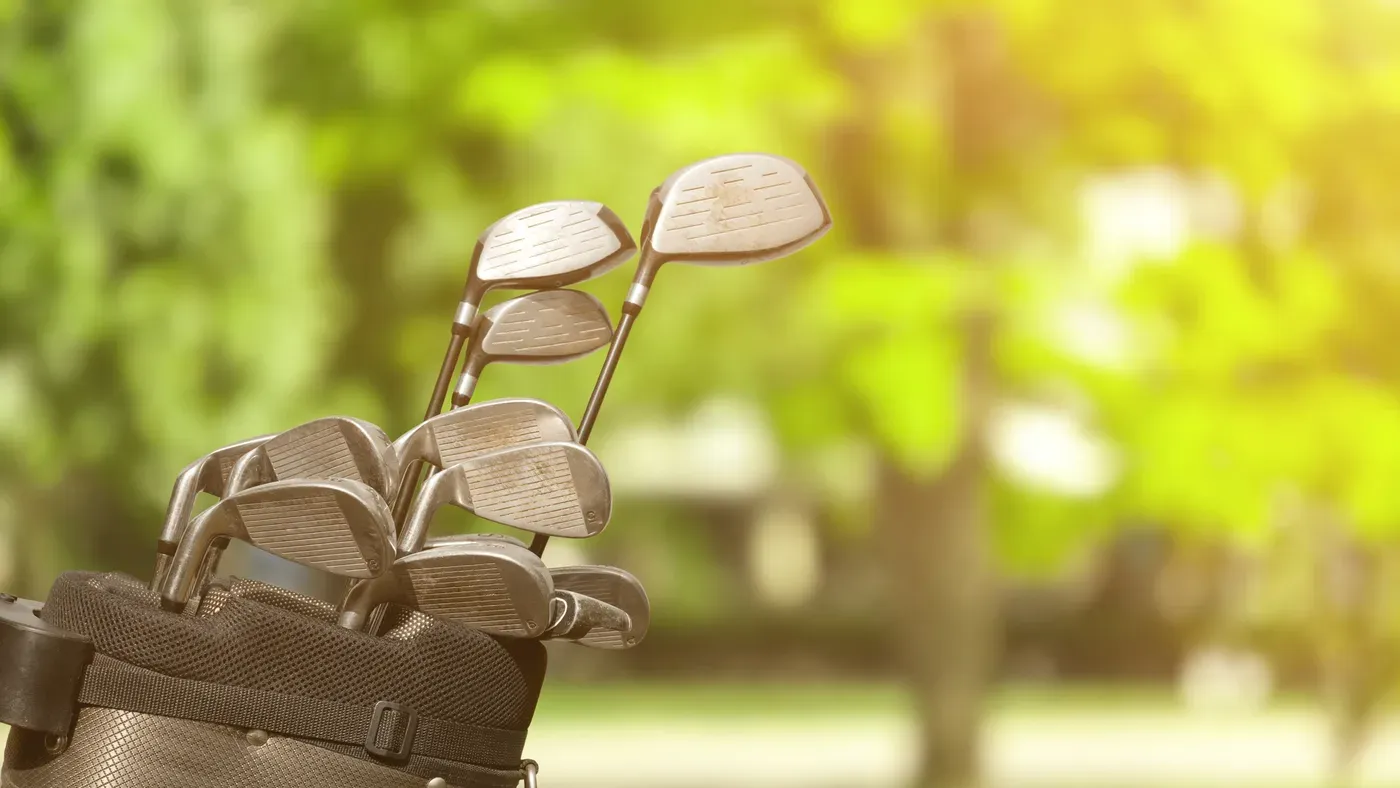 Golfklubbor i väska