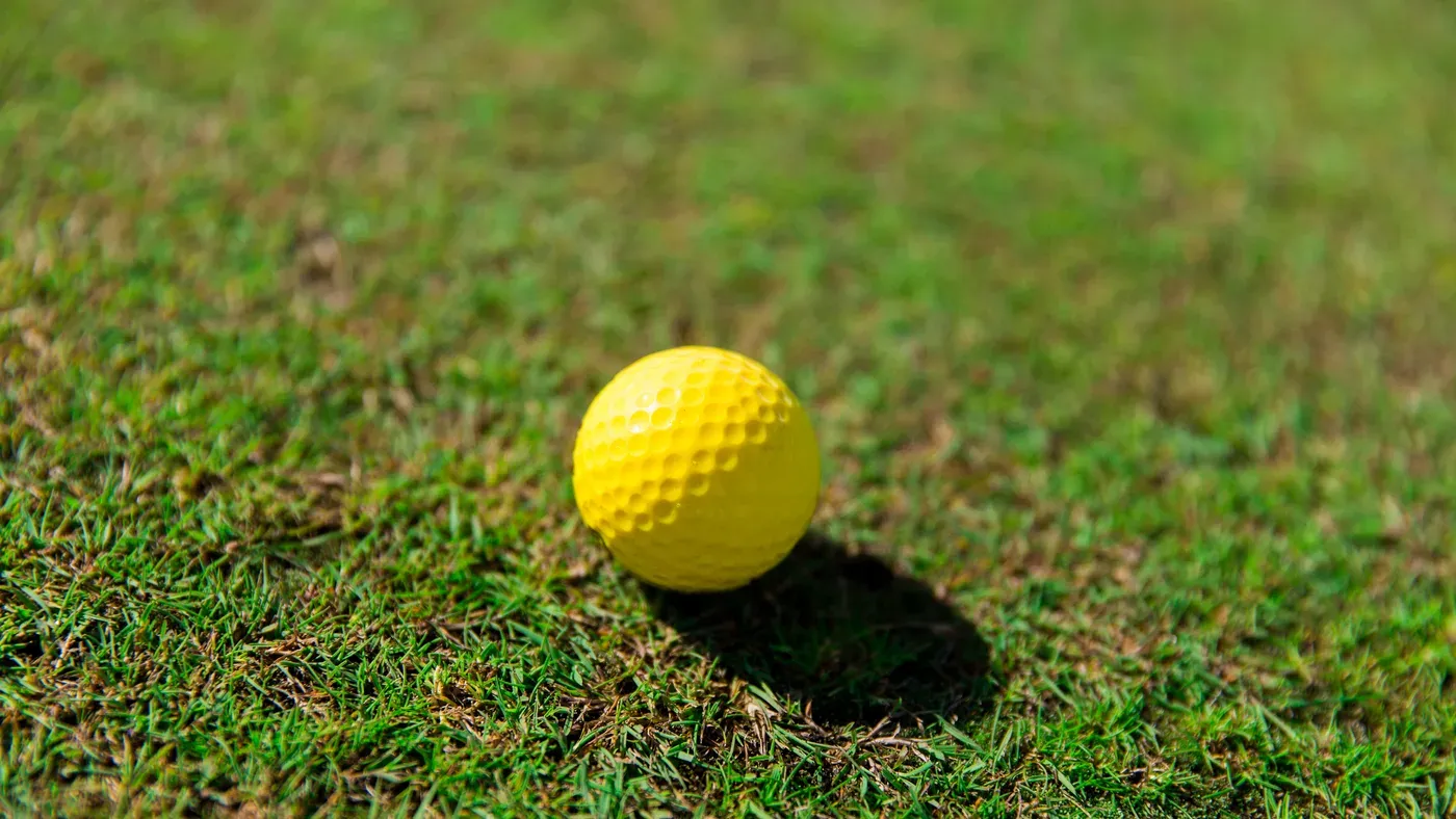 Golfboll på tee