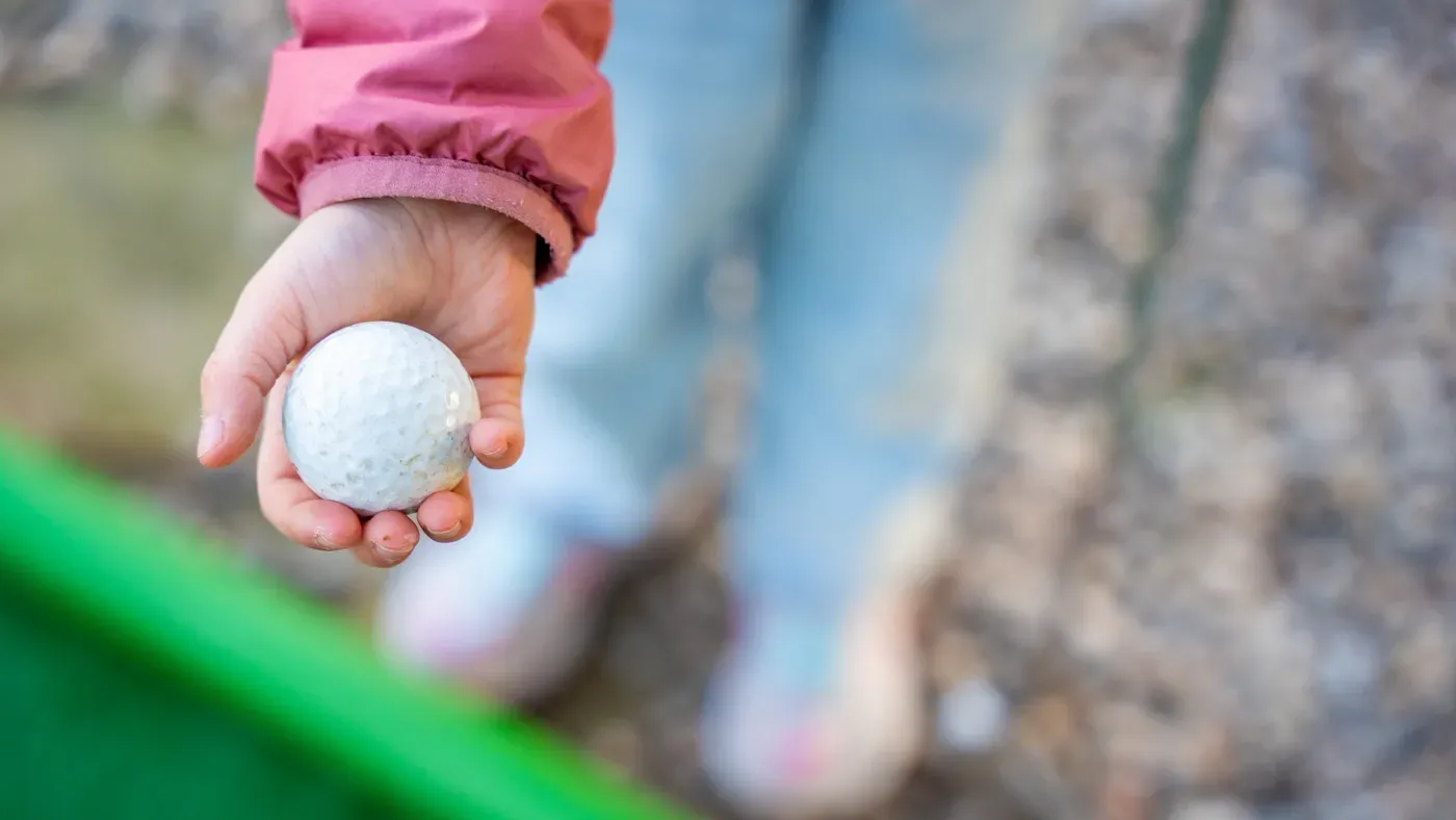 Barn spelar golf