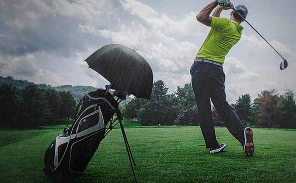 golfa i regn med vattentät golfbag